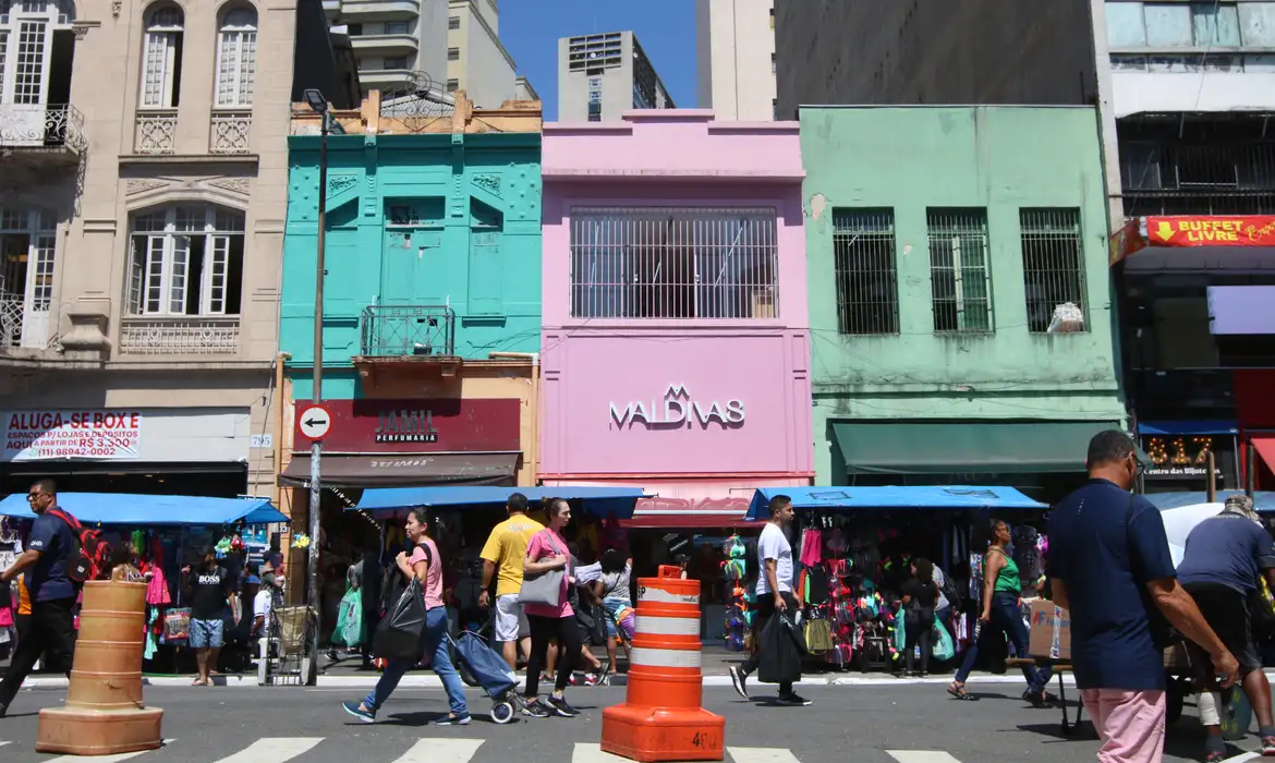 No momento você está vendo Consumo das famílias compensa juros e leva desemprego ao menor nível