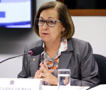 Lídice crítica Prefeitura por queda em ranking que mede a qualidade da educação e déficit de creches