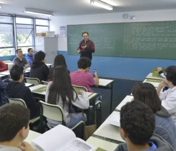 Piso do magistério tem reajuste de 5,4% e vai a R$ 5,1 mil em 2026
