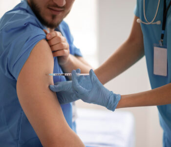 Calor, chuvas e proliferação de doenças acendem alerta para atualização vacinal no verão