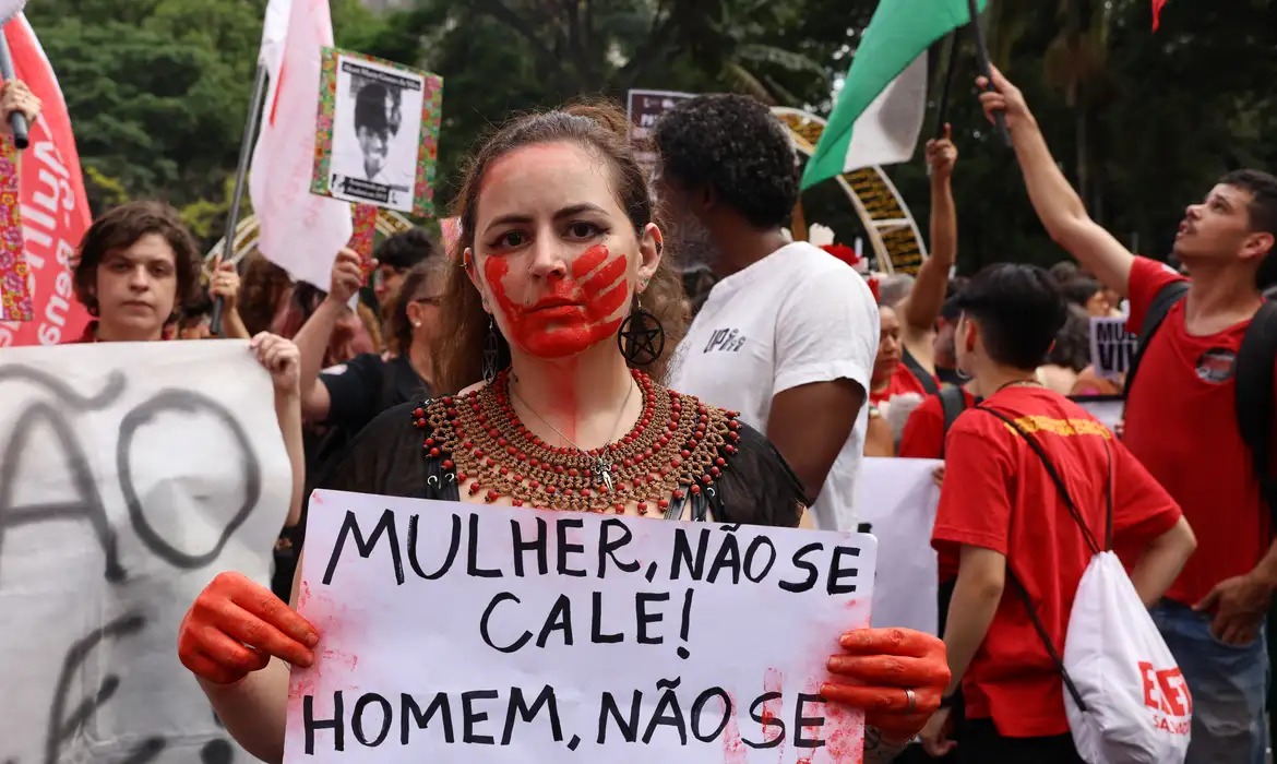 No momento você está vendo Brasil atinge recorde de feminicídios em 2025: quatro mortes por dia