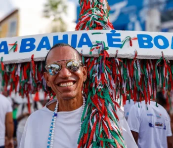 Multidão lota Rio Vermelho, em Salvador, para celebrar Iemanjá