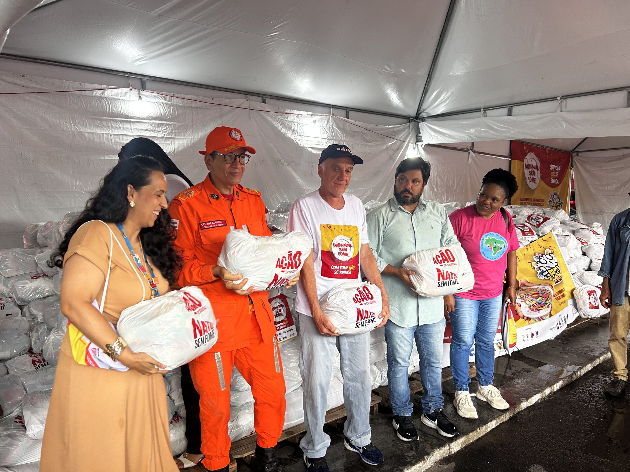No momento você está vendo Campanha Carnaval sem Fome oficializa a entrega de cerca de 35 toneladas de alimentos
