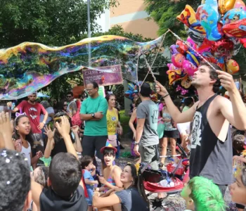 Carnaval: pais não devem postar imagens de crianças, diz pesquisador
