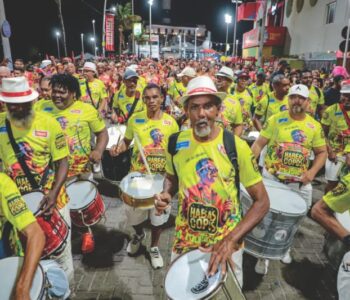 Banda Habeas Copos celebra 48 anos abrindo o Carnaval de Salvador e homenageia o COMCAR