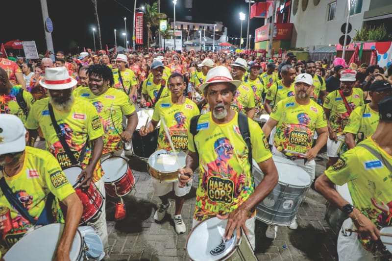 No momento você está vendo Banda Habeas Copos celebra 48 anos abrindo o Carnaval de Salvador e homenageia o COMCAR