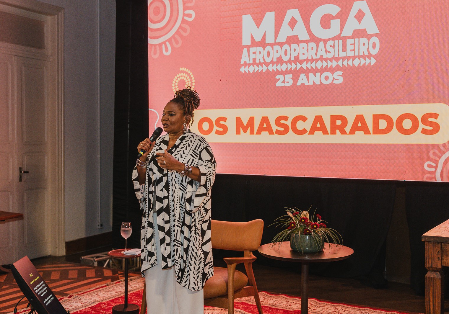 No momento você está vendo Margareth Menezes volta a comandar Os Mascarados no Circuito Dodô