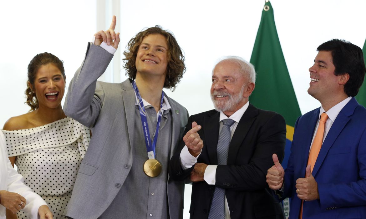 No momento você está vendo Lula recebe Lucas Pinheiro, medalha de ouro nos Jogos de Inverno