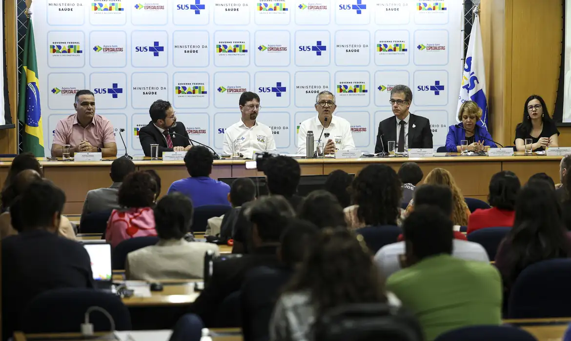 No momento você está vendo Saúde anuncia 3 mil vagas de residência e 900 para especialistas