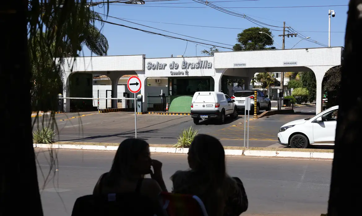 No momento você está vendo Bolsonaro tem 24h para explicar fala de Eduardo sobre acesso a vídeo