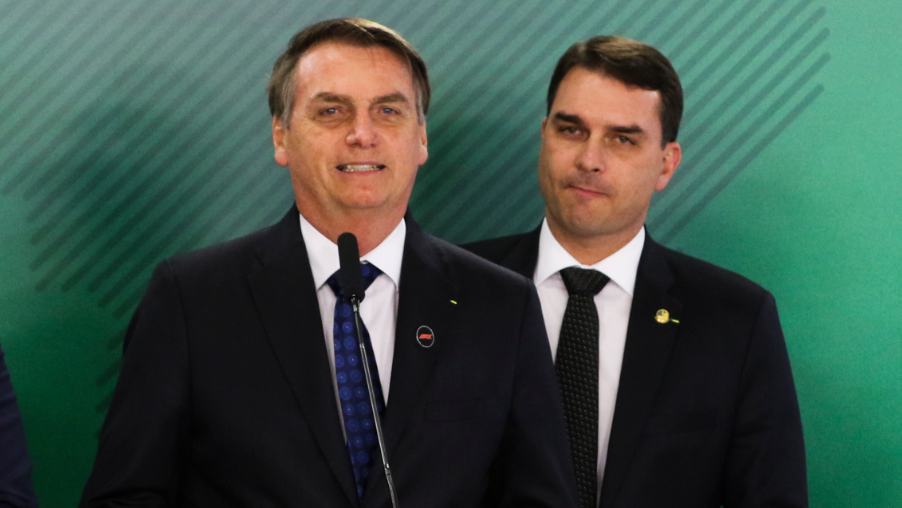 No momento você está vendo Bolsonaro coloca Flávio como advogado e repete estratégia de Lula e Haddad