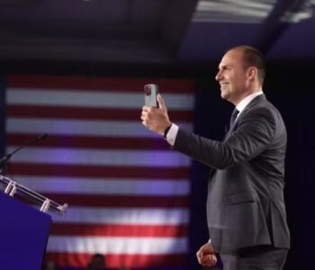 Moraes manda defesa de Bolsonaro explicar fala de Eduardo sobre suposto acesso a vídeo em rede social