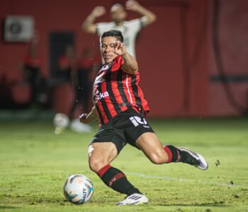 Vitória estreia no Nordestão perdendo em casa e vaiado pela torcida