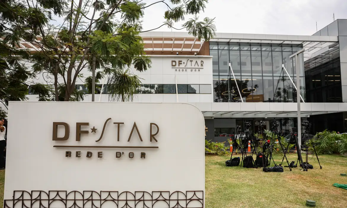 No momento você está vendo Bolsonaro deixa a UTI, mas não tem previsão de alta hospitalar