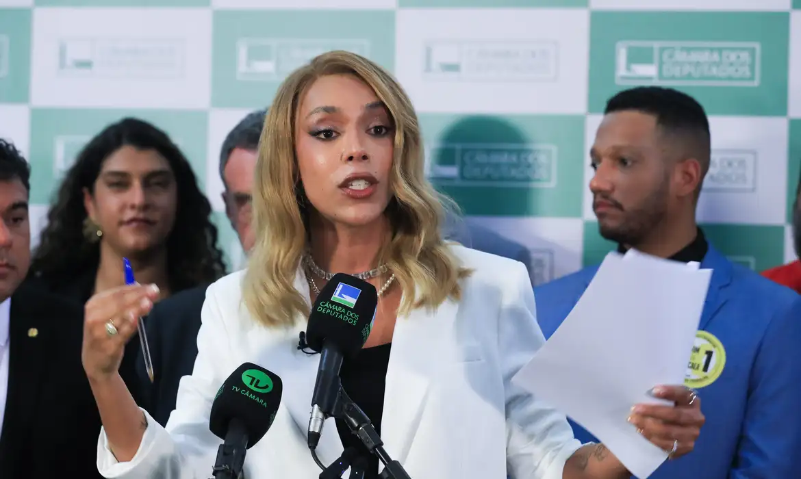 No momento você está vendo Deputada Erika Hilton processa Ratinho por discurso transfóbico