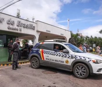 Bolsonaro recebe alta e chega em casa para cumprir prisão domiciliar