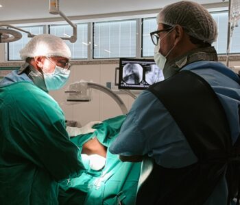 Paciente baleado em Salvador participa de tratamento experimental para lesão medular