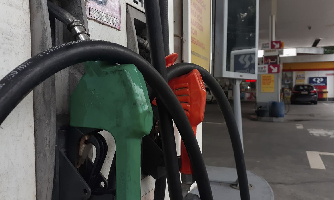 No momento você está vendo Governo pede que postos repassem ao consumidor redução no preço do diesel
