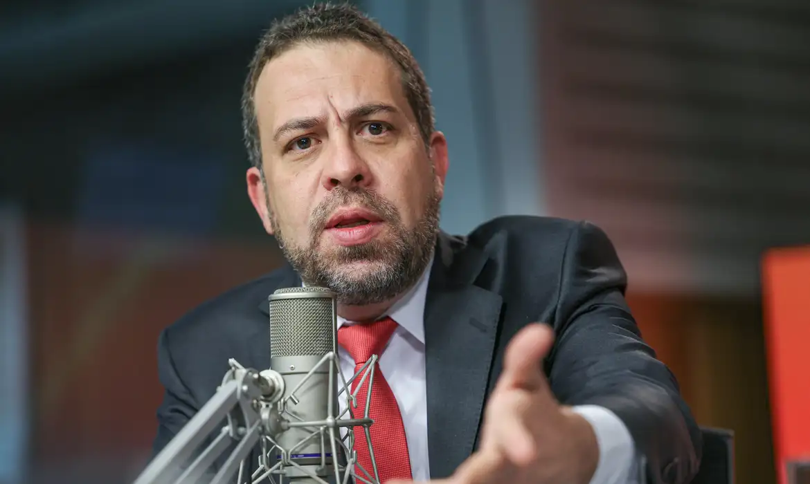 No momento você está vendo “Negociamos com os caminhoneiros”, diz Boulos sobre greve da categoria