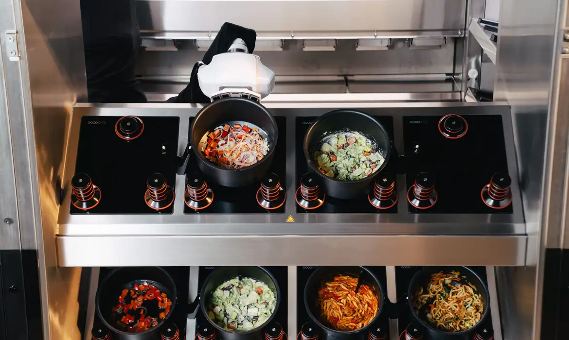 No momento você está vendo Robô cozinheiro com IA vence prêmio internacional de robótica