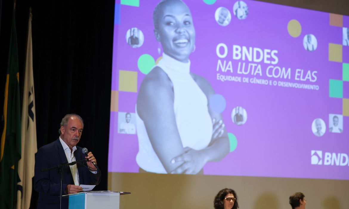 No momento você está vendo BNDES reduz taxa de juros em empréstimos para mulheres de cooperativas