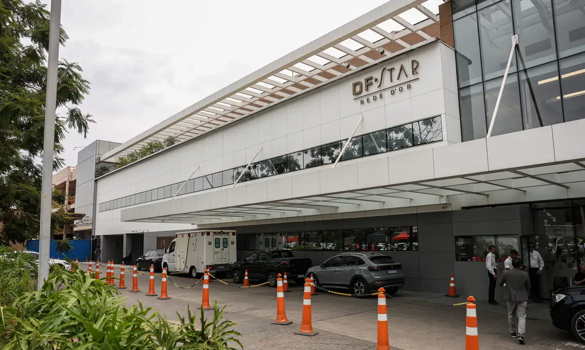 No momento você está vendo Bolsonaro continua internado em UTI hospitalar com broncopneumonia bilateral