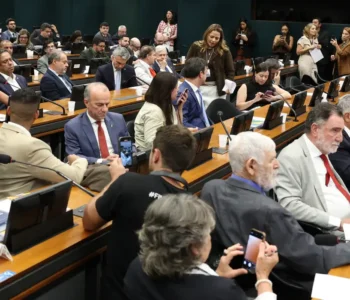 Pedido de vista adia votação da PEC do fim da 6×1 na CCJ da Câmara