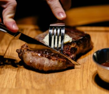 Proteína em excesso pode prejudicar os rins: médica explica os riscos por trás das dietas da moda