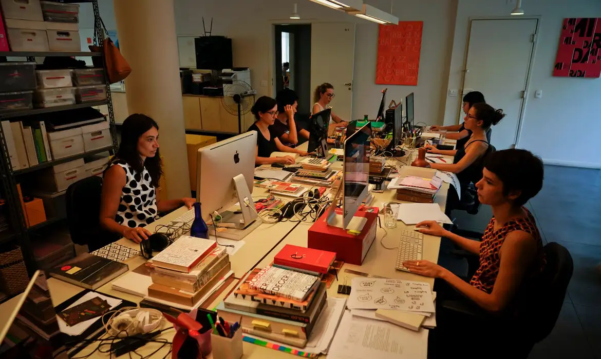 No momento você está vendo Emprego feminino aumenta 11%, mas desigualdade salarial persiste