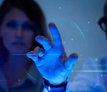 IA acelera desinformação e ameaça democracias, alerta pesquisa