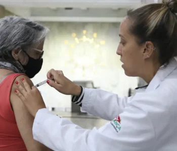 Butantan busca voluntários para teste de vacina da gripe para idosos