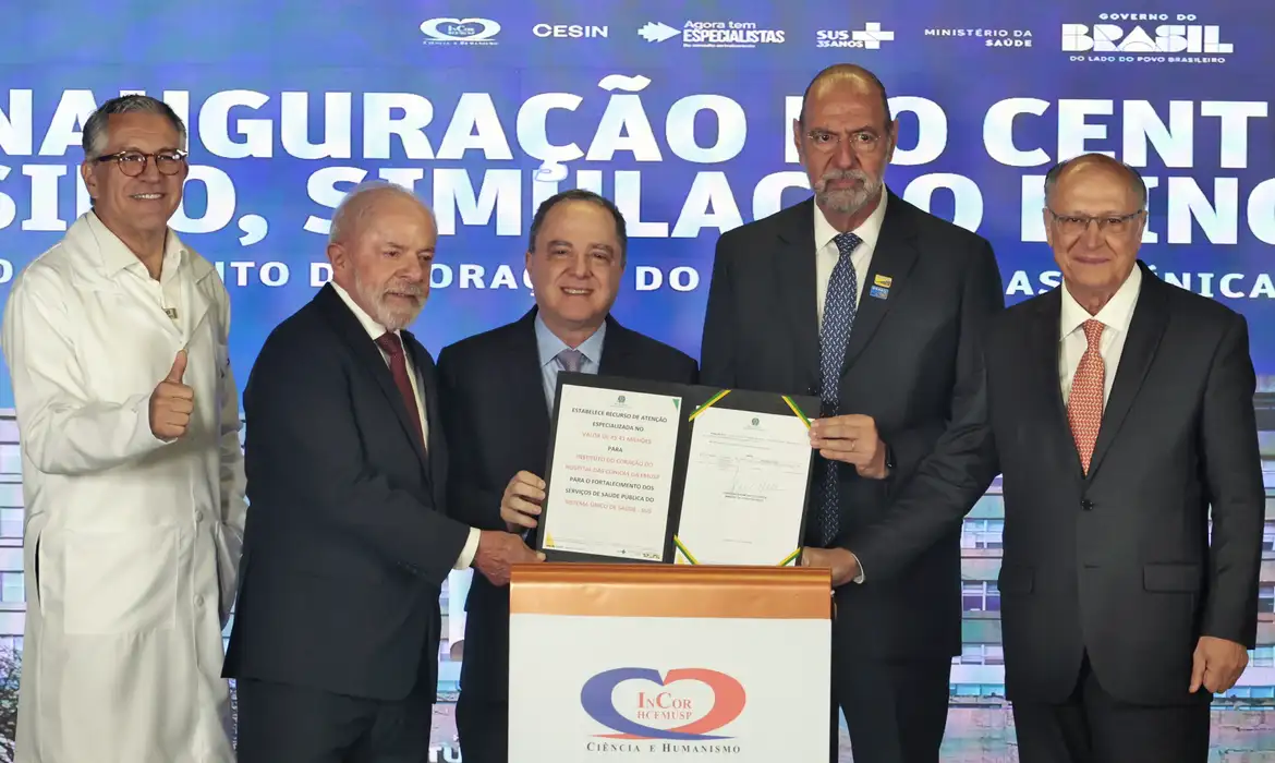 No momento você está vendo Lula sanciona lei do marco regulatório da vacina contra o câncer