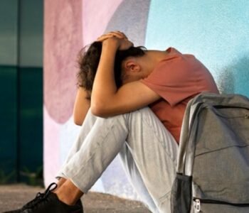 Tristeza entre adolescentes acende alerta e expõe impacto da aceleração digital na saúde mental