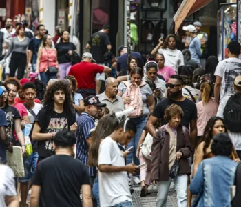 População no Brasil cresce em ritmo menor e está envelhecendo