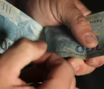 Salário médio do trabalhador amplia recorde e chega a R$ 3.722