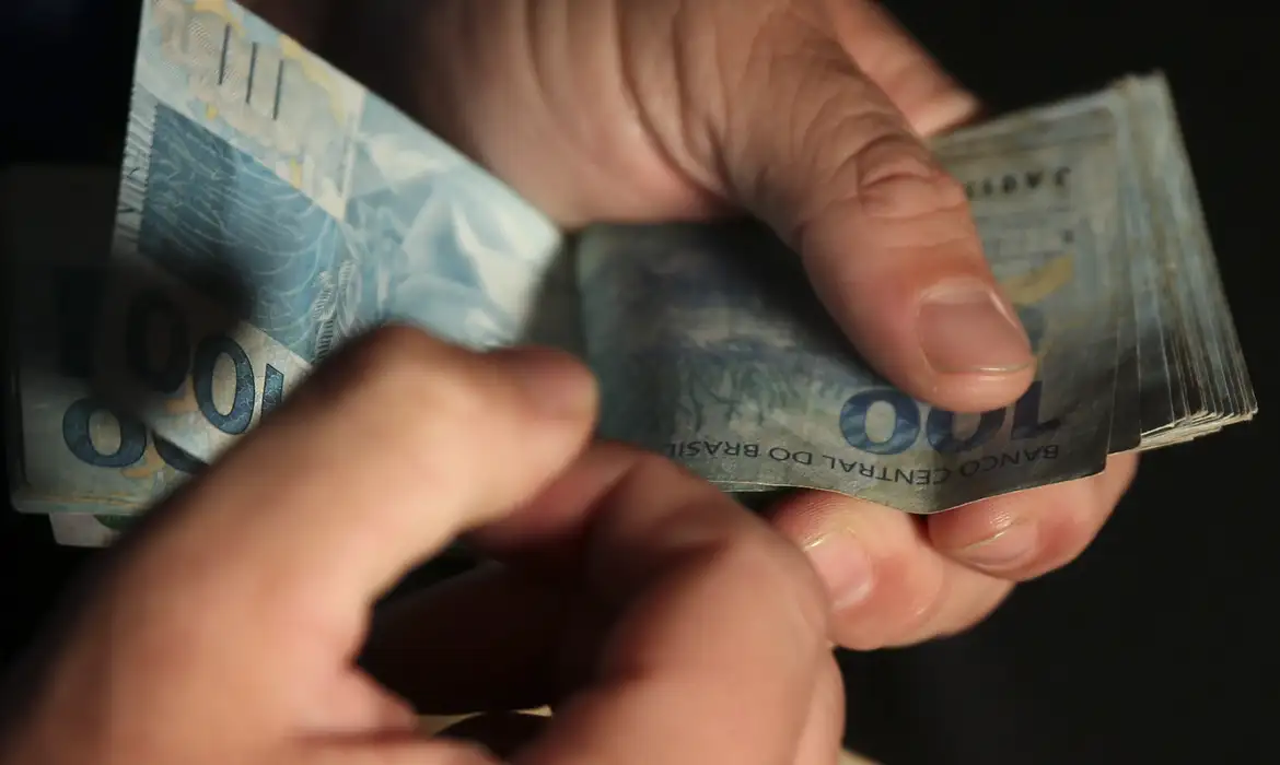 No momento você está vendo Salário médio do trabalhador amplia recorde e chega a R$ 3.722