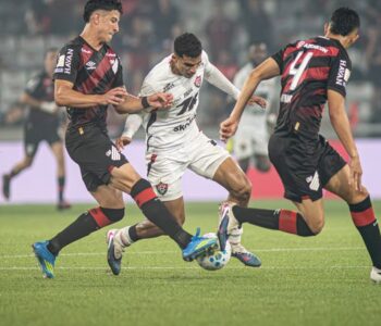 Athlético PR vence o Vitória com dois gols nos acréscimos