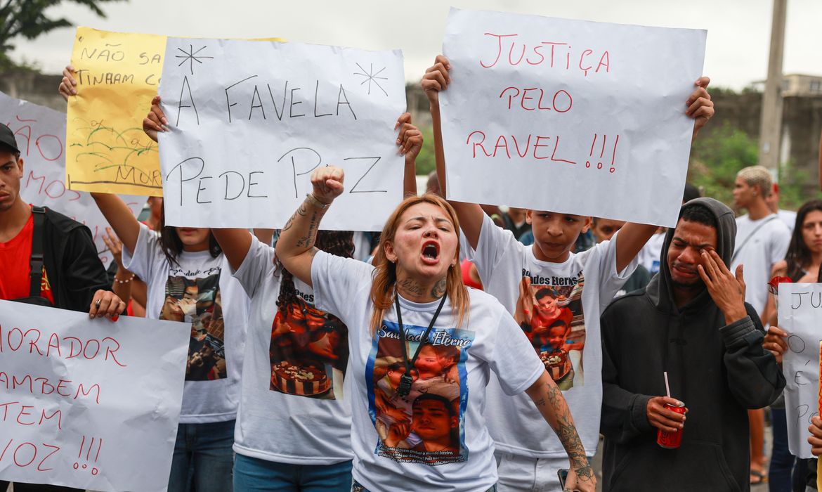 No momento você está vendo Nove em cada dez moradores de comunidade reprovam operações violentas