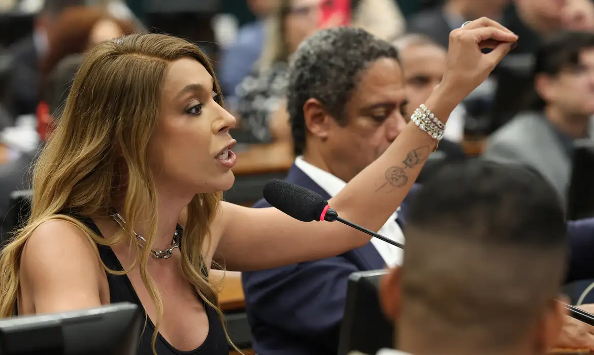 No momento você está vendo Erika Hilton rejeita negociação sobre compensações na PEC da 6×1 