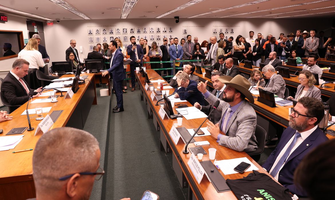 No momento você está vendo Conselho de Ética suspende três deputados por motim na Câmara