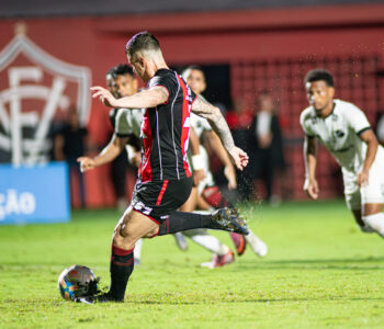 Vitória goleia ABC e praticamente se garante na final