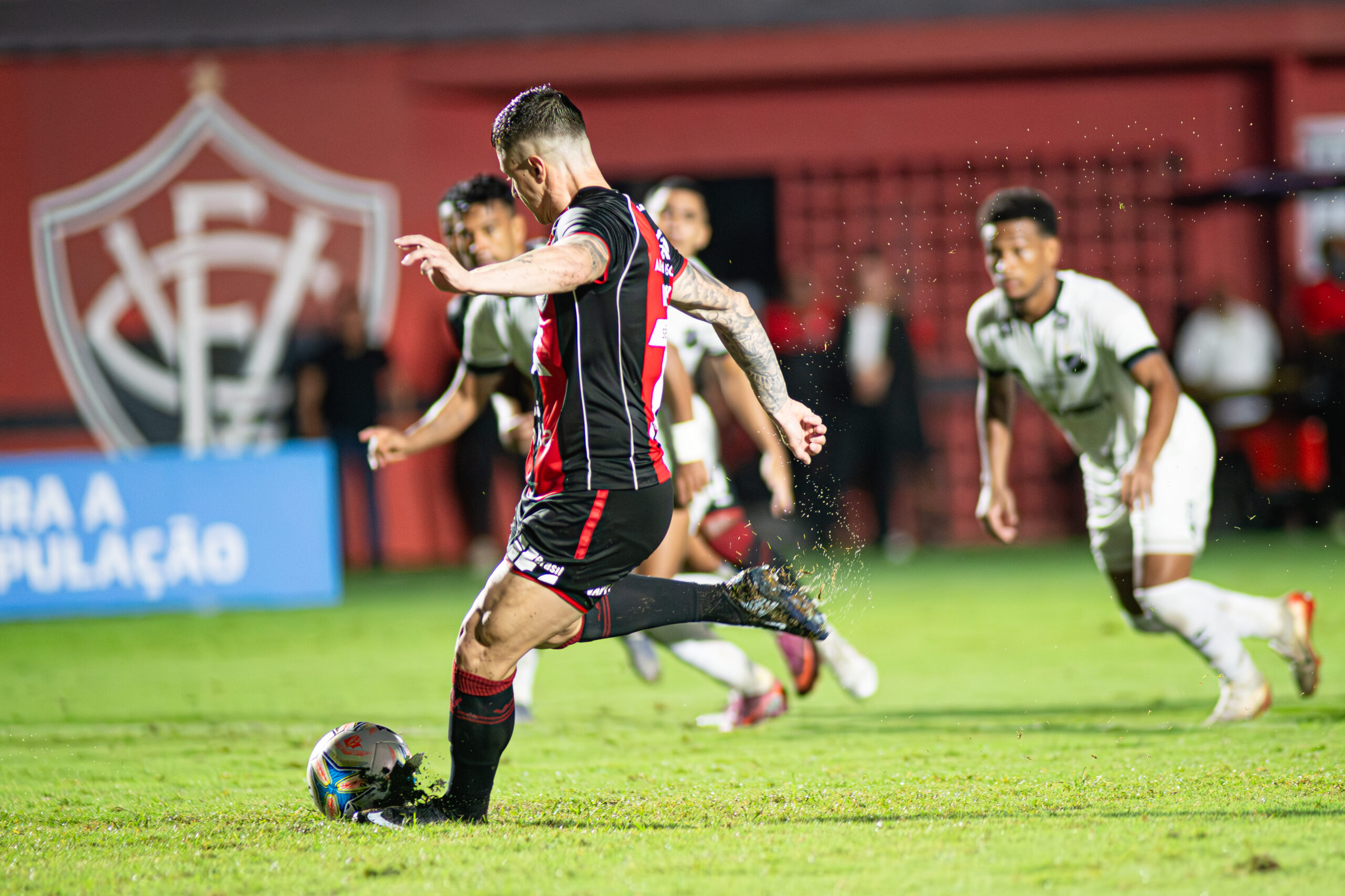 No momento você está vendo Vitória goleia ABC e praticamente se garante na final