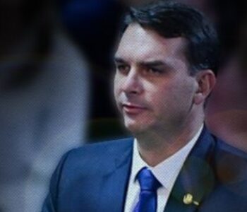 Vazamento ‘bombástico’ ameaça candidatura de Flávio Bolsonaro, diz a revista The Economist