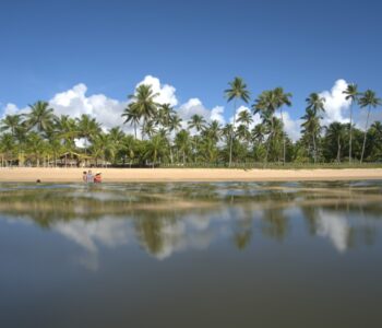 Village Itaparica celebra o Dia das Mães com programação especial no beach club Pé na Areia