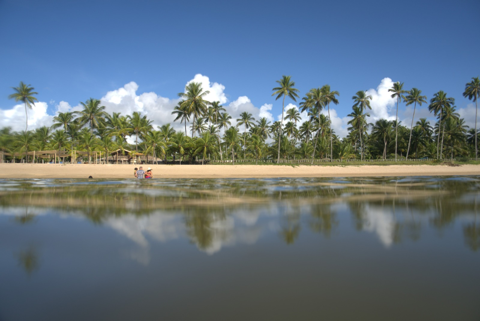 No momento você está vendo Village Itaparica celebra o Dia das Mães com programação especial no beach club Pé na Areia