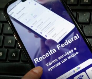Receita paga nesta sexta maior lote de restituição do IR da história