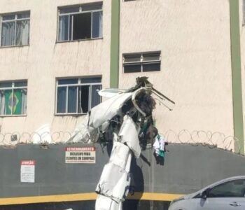 Avião de bimotor cai e bate em prédio em Belo Horizonte