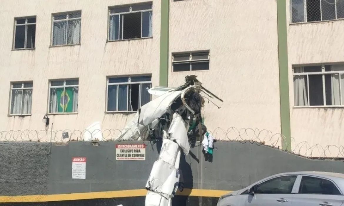 No momento você está vendo Avião de bimotor cai e bate em prédio em Belo Horizonte