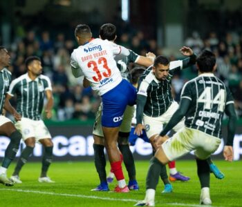 Coritiba vence de virada e  derruba o Bahia para oitava posição