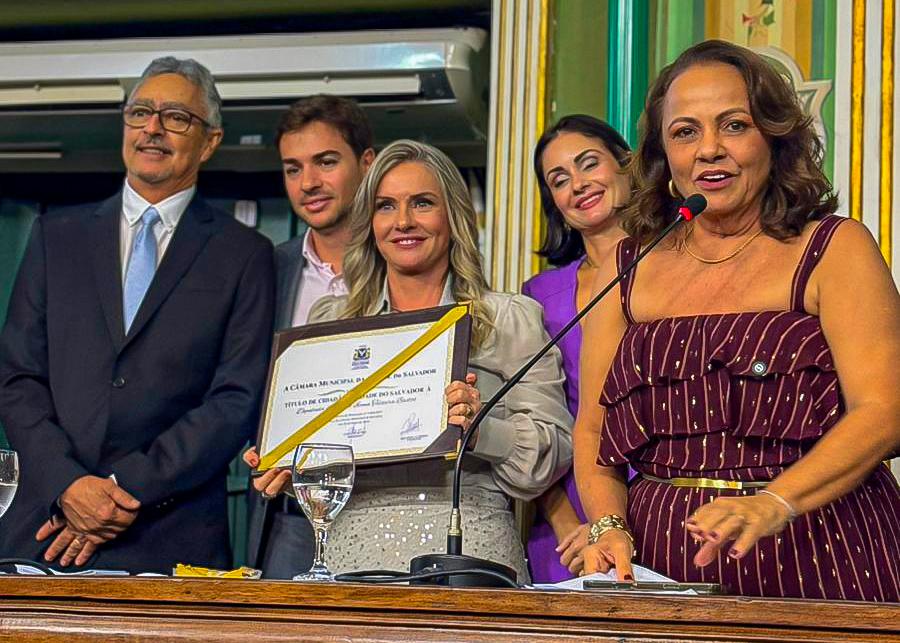 No momento você está vendo Aladilce: “Ivana Bastos, nova cidadã de Salvador, é referência de mulher na política”